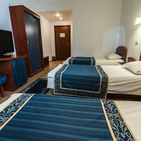 Hotel Royal Urziceni Екстериор снимка