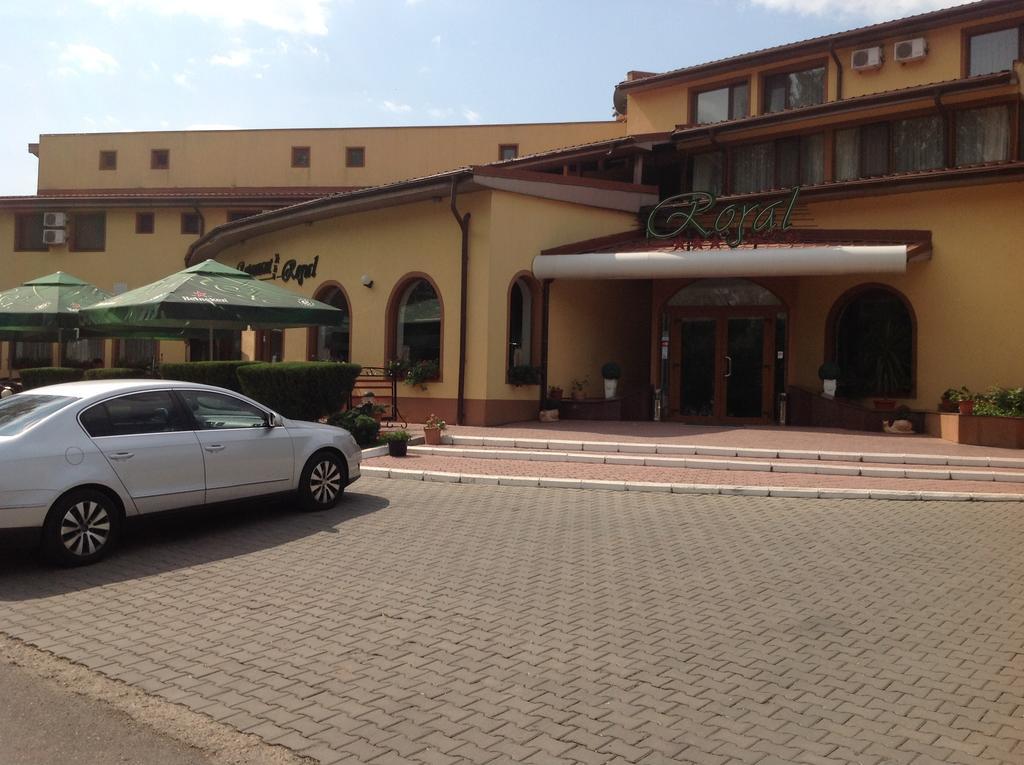 Hotel Royal Urziceni Екстериор снимка