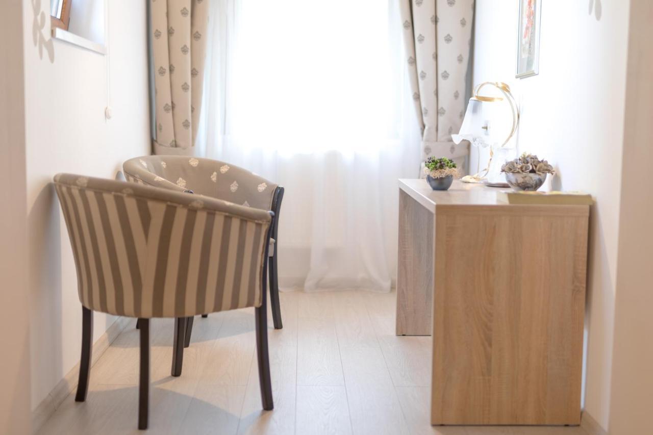 Hotel Royal Urziceni Екстериор снимка
