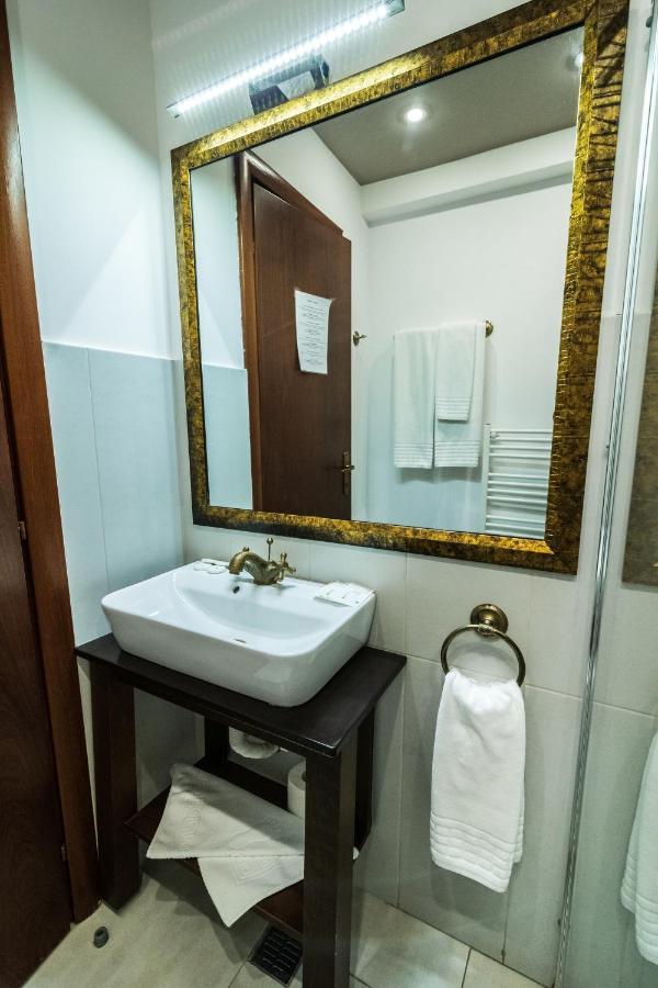 Hotel Royal Urziceni Екстериор снимка