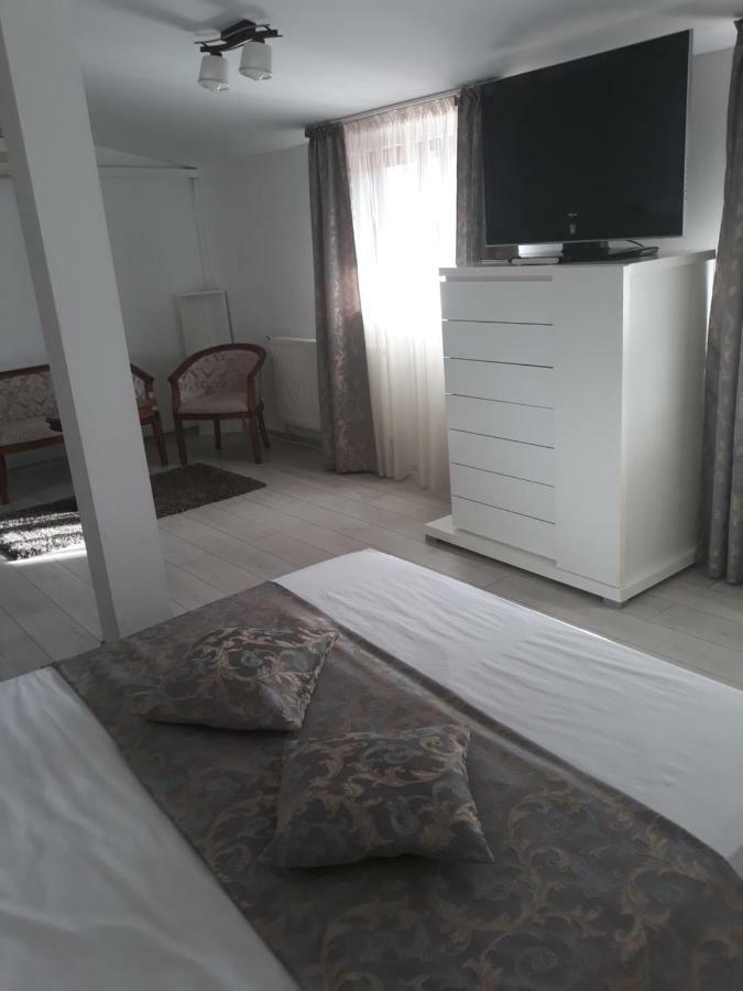 Hotel Royal Urziceni Екстериор снимка